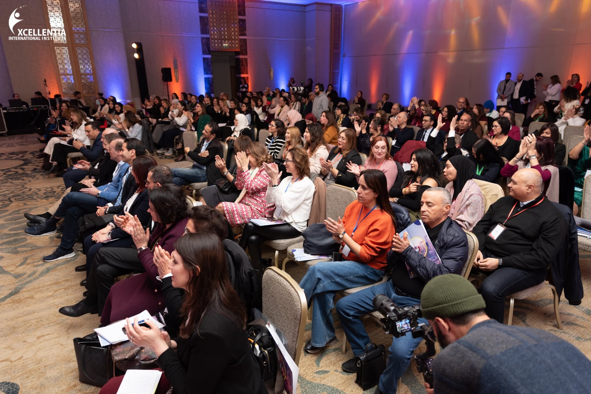 Conférence annuelle Excellentia, la communauté applaudit un intervenant